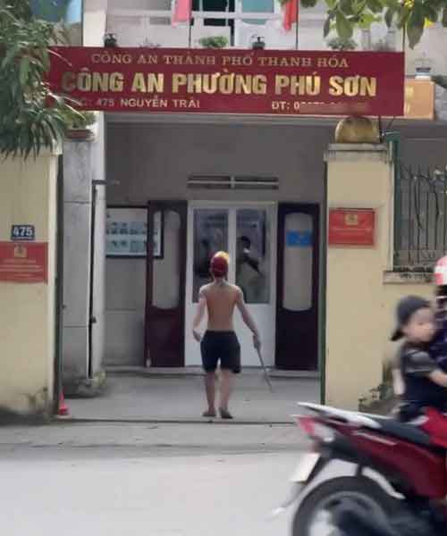 Hot! THANH NIÊN CÓ BIỂU HIỆN LẠ CẦM ĐỒ VÀO CÔNG AN PHƯỜNG PHÚ SƠN – THANH HOÁ